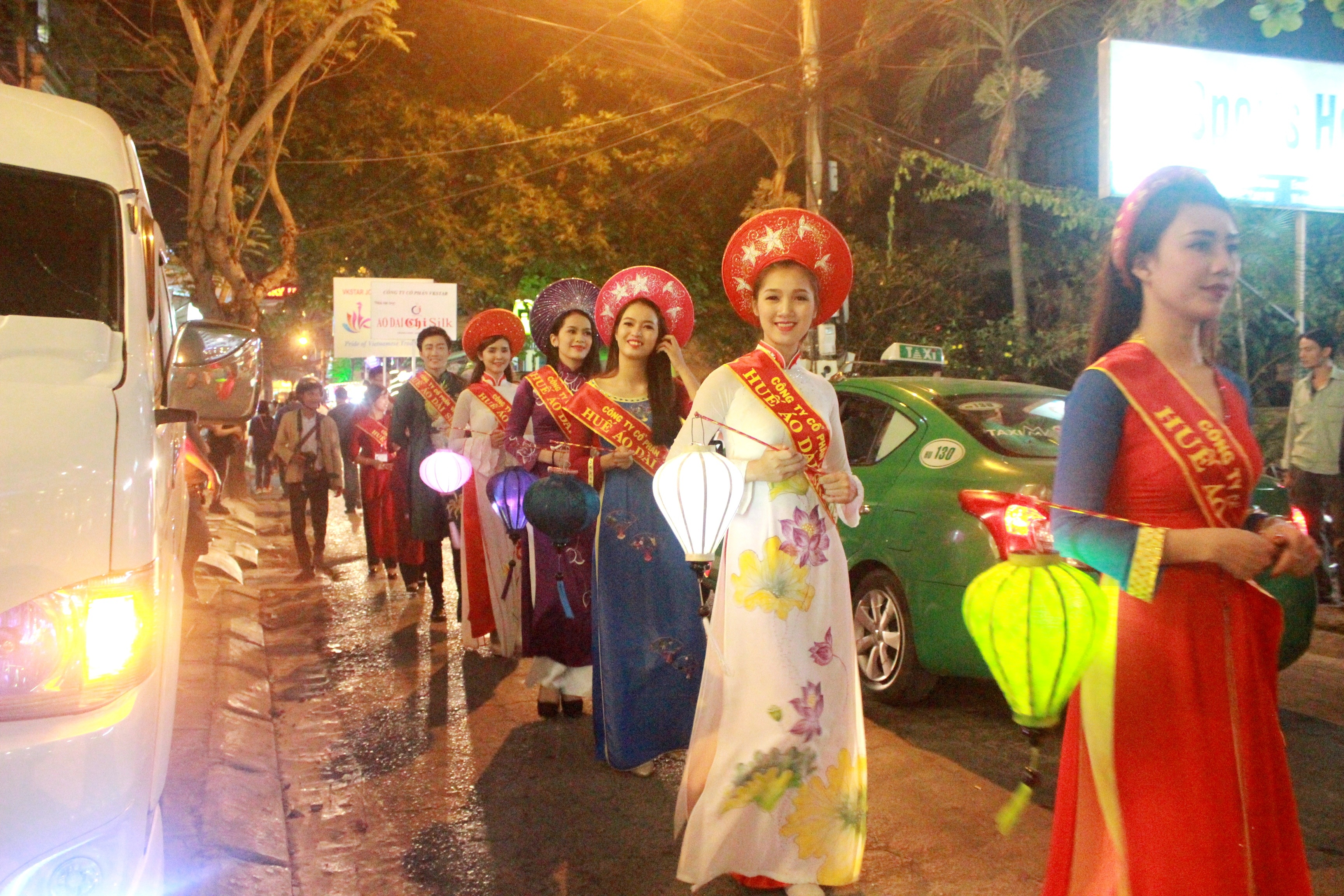 Áo dài và đèn lồng Huế thướt tha qua đường Phạm Ngũ Lão