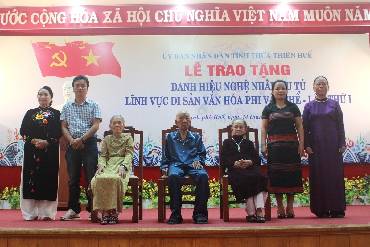 
8 nghệ nhân Huế được phong tặng danh hiệu nhà nước “Nghệ nhân ưu tú”

 
