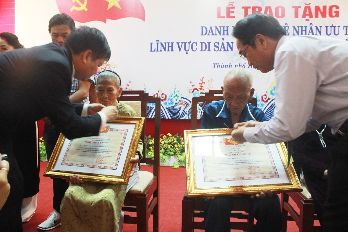 
Đây là những cá nhân có đủ phẩm chất đạo đức, có kinh nghiệm lâu năm trong các loại hình văn hóa nghệ thuật phi vật thể

 
