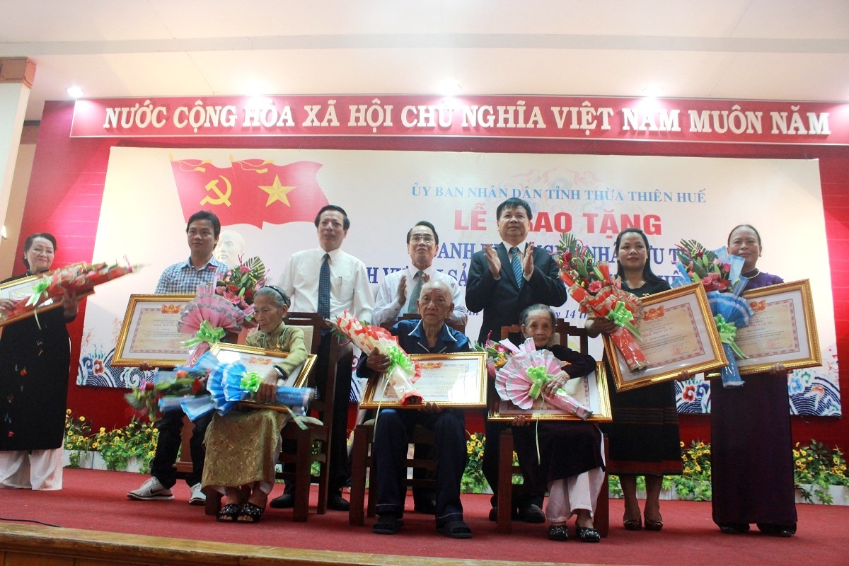 Những “Báu vật nhân văn sống” này đã có công lao to lớn trong việc bảo vệ và phát huy các giá trị của các loại hình văn hóa phi vật thể tại cố đô Huế