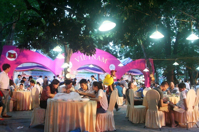 100 gian hàng ăn uống đặc sắc tại Liên hoan Ẩm thực Quốc tế Huế 2016 - 2 Liên hoan Ẩm thực Quốc tế - Huế lần I, 2014 diễn ra tại Festival Huế 2014