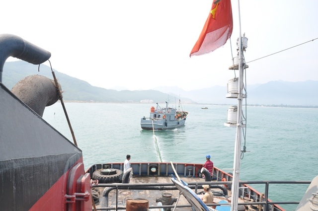 Cứu hộ thành công tàu Trung Quốc gặp nạn trên vùng biển Huế - 1 Lai dắt tàu cá của Trung Quốc về cảng Chân Mây