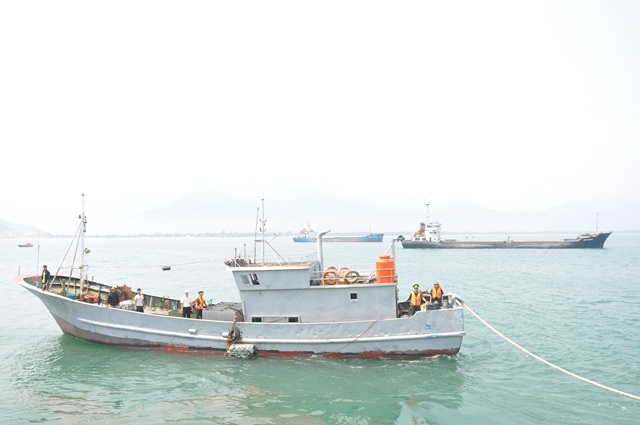Cứu hộ thành công tàu Trung Quốc gặp nạn trên vùng biển Huế - 2 Bộ đội Biên phòng Thừa Thiên Huế tiếp cận trên tàu Trung Quốc để cùng phối hợp lai dắt về nơi an toàn trong cảng Chân Mây