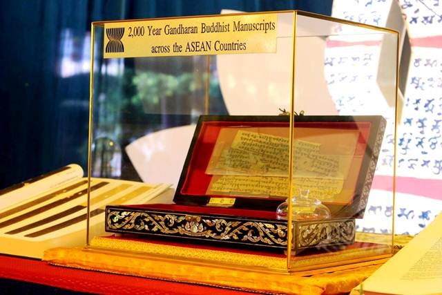 “Báu vật” kinh Phật khắc trên lá bối 2.000 năm tuổi lần đầu về Việt Nam - 2 Sau khi đánh giá được giá trị của bản kinh Phật, UNESCO đã công nhận đây là di sản văn hóa của nhân loại