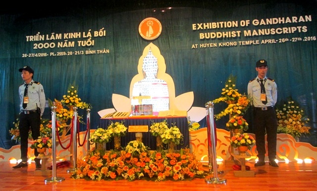 “Báu vật” kinh Phật khắc trên lá bối 2.000 năm tuổi lần đầu về Việt Nam - 3 Do là di sản cổ xưa quý giá cho nên bản kinh Phật được canh giữ cẩn mật trong suốt triển lãm