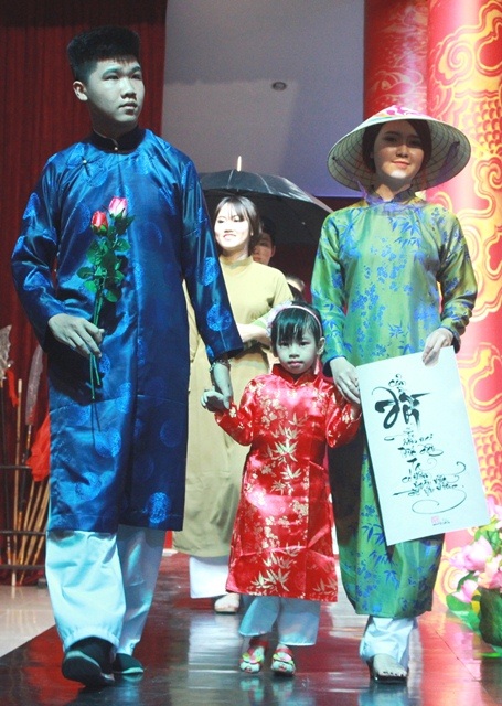 Ra mắt show diễn Áo dài Huế hàng đêm tại cố đô cho du khách - 4 Nhiều hoạt cảnh mang đậm nét văn hóa Việt xuyên suốt bởi tà Áo dài Việt Nam và đặc biệt là Áo dài Huế rất thú vị
