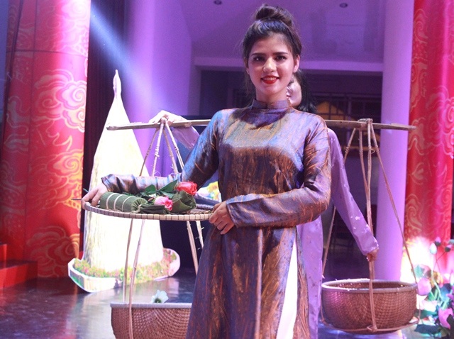 Ra mắt show diễn Áo dài Huế hàng đêm tại cố đô cho du khách - 3 Ra mắt show diễn Áo dài Huế hàng đêm tại cố đô cho du khách - 3