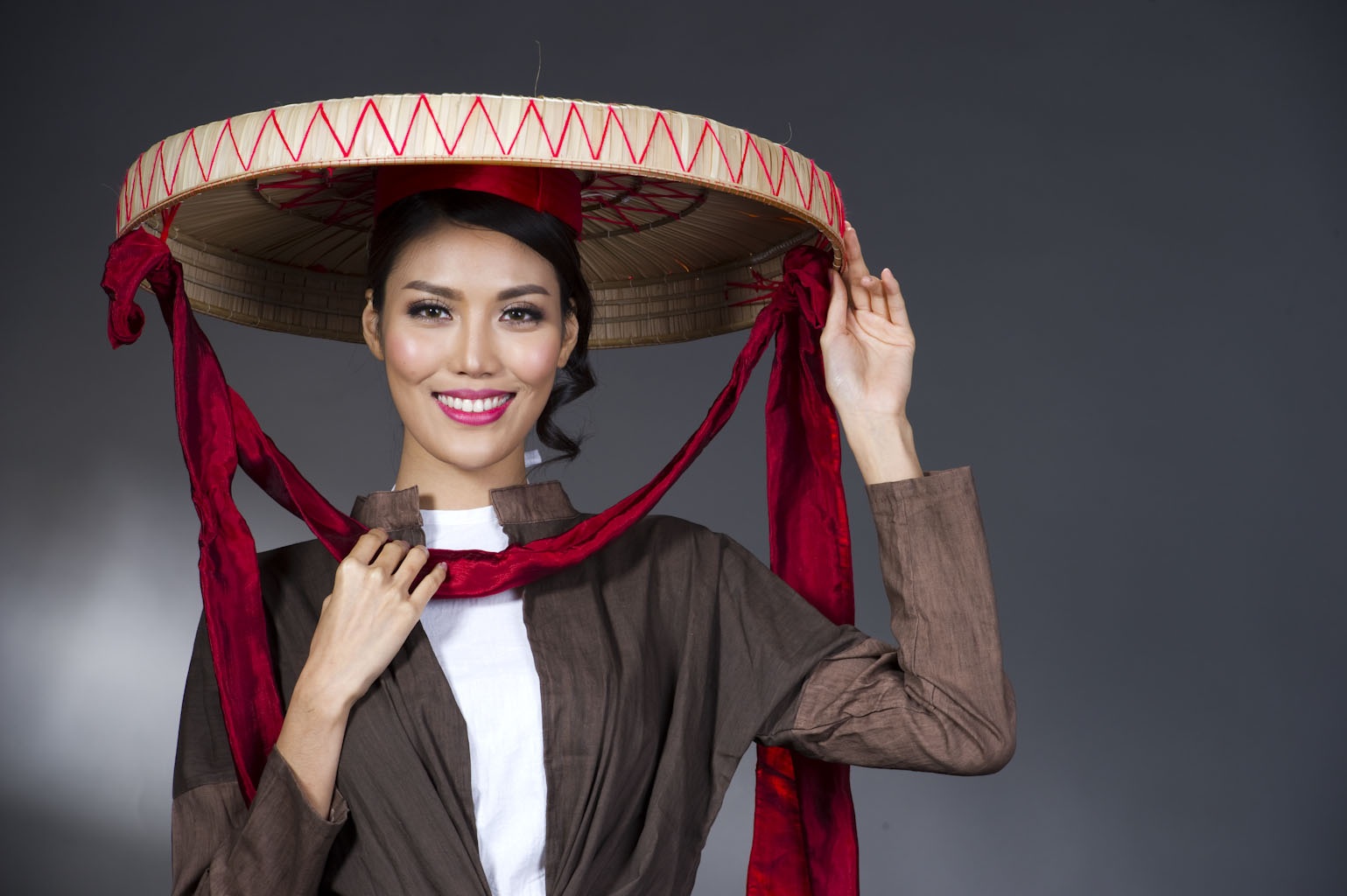 Lan Khuê - Top 11 Hoa hậu Thế giới 2015 là Đại sứ cho Lễ hội Áo Dài trong Festival Huế 2016