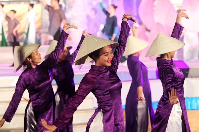 Đêm khai mạc Festival Huế 2016 đầy sắc màu quyến rũ - 7 Minh họa từ tốp ca hát múa: Hà Nội – Huế – Sài Gòn