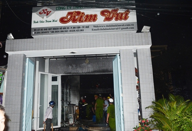 Cháy trụi nhà nấu dầu tràm, 1 giờ chật vật với lính cứu hoả - 2 Cơ sở dầu tràm Kim Vui bị cháy trong đêm