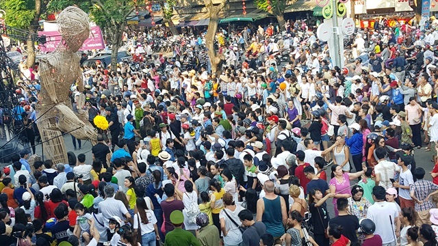 Rối khổng lồ khuấy động đường phố cố đô Huế - 3