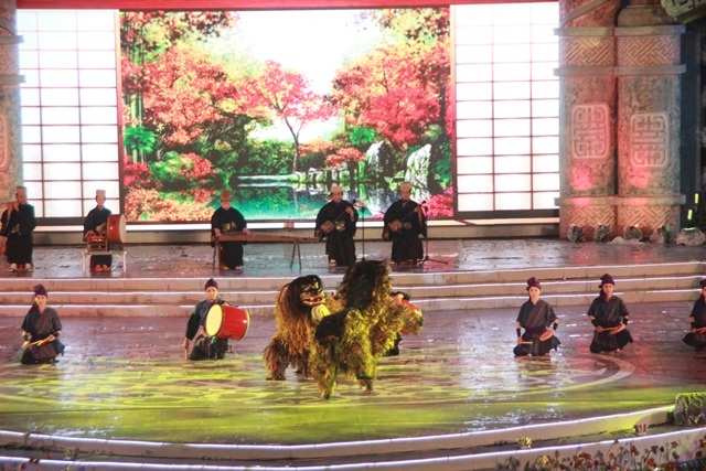 Đêm khai mạc Festival Huế 2016 đầy sắc màu quyến rũ - 12 Đoàn múa truyền thống Takamine Hisae của thành phố Okinawa, Nhật Bản