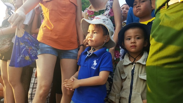 Festival Huế 2016: Náo nhiệt Lễ hội đường phố - 16 Những em nhỏ người Huế bỡ ngỡ khi được thấy các nghệ sĩ quốc tế