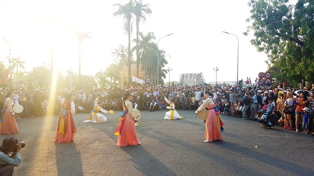 Festival Huế 2016: Náo nhiệt Lễ hội đường phố - 17 Buổi chiều tràn ngập ánh nắng và âm nhạc, điệu múa đầy chất nghệ thuật của các đoàn quốc tế trong Lễ hội đường phố - Festival Huế 2016