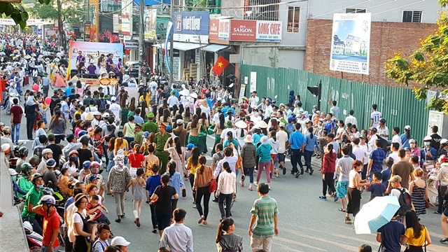 Festival Huế 2016: Náo nhiệt Lễ hội đường phố - 6 Các đoàn vừa đi trên đường phố chào mọi người và dừng lại biểu diễn ở những ngã tư đường nơi có đặt các loa âm thanh vui nhộn