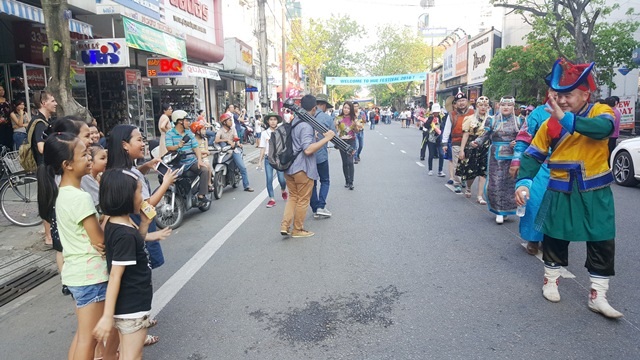 Festival Huế 2016: Náo nhiệt Lễ hội đường phố - 7 Các nghệ sĩ từ Mông Cổ vẫy tay chào các em nhỏ Huế