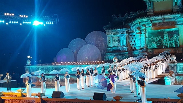 Áo dài tỏa sáng bên dòng Hương Giang - 20 Áo dài tỏa sáng bên dòng Hương Giang - 20