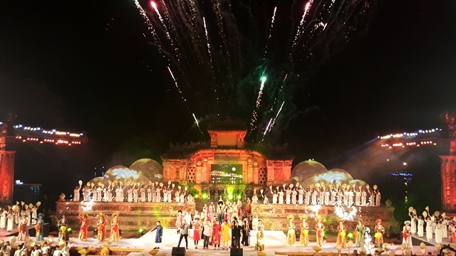 Áo dài tỏa sáng bên dòng Hương Giang - 21 Áo dài tỏa sáng bên dòng Hương Giang - 21