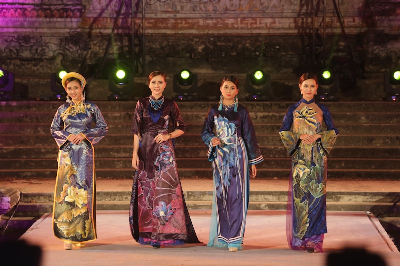 Áo dài tỏa sáng bên dòng Hương Giang - 5 Áo dài tỏa sáng bên dòng Hương Giang - 5