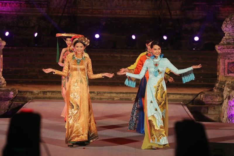 Áo dài tỏa sáng bên dòng Hương Giang - 7 Áo dài tỏa sáng bên dòng Hương Giang - 7