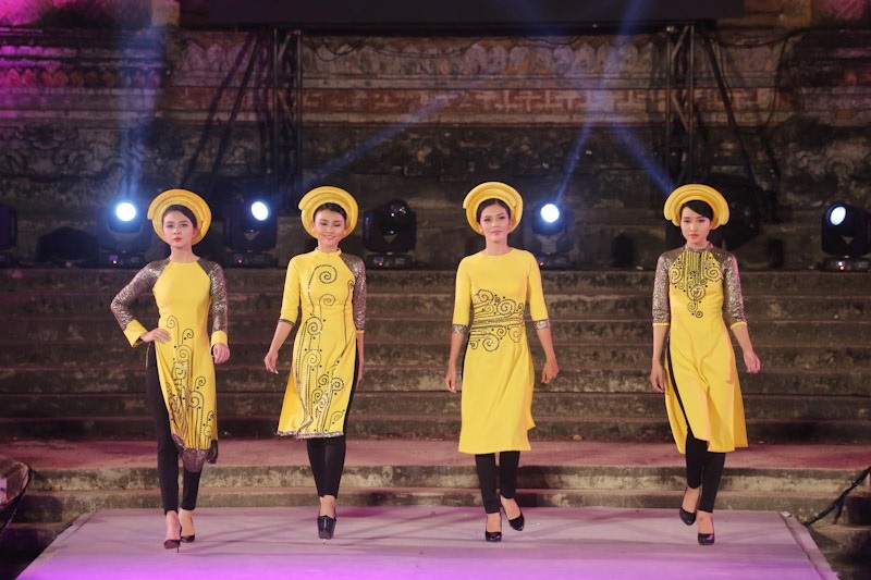 Áo dài tỏa sáng bên dòng Hương Giang - 11 Áo dài tỏa sáng bên dòng Hương Giang - 11