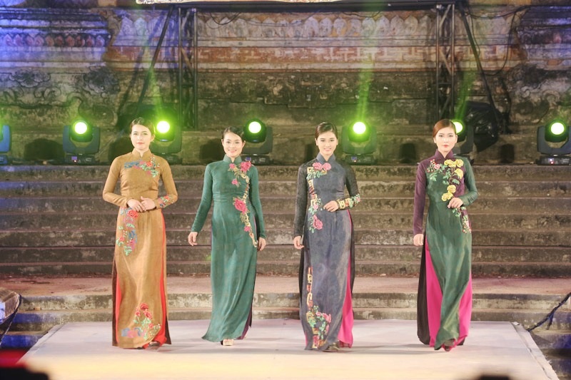 Áo dài tỏa sáng bên dòng Hương Giang - 4 Áo dài tỏa sáng bên dòng Hương Giang - 4