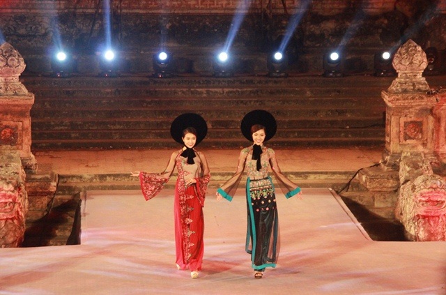 Áo dài tỏa sáng bên dòng Hương Giang - 17 Áo dài tỏa sáng bên dòng Hương Giang - 17