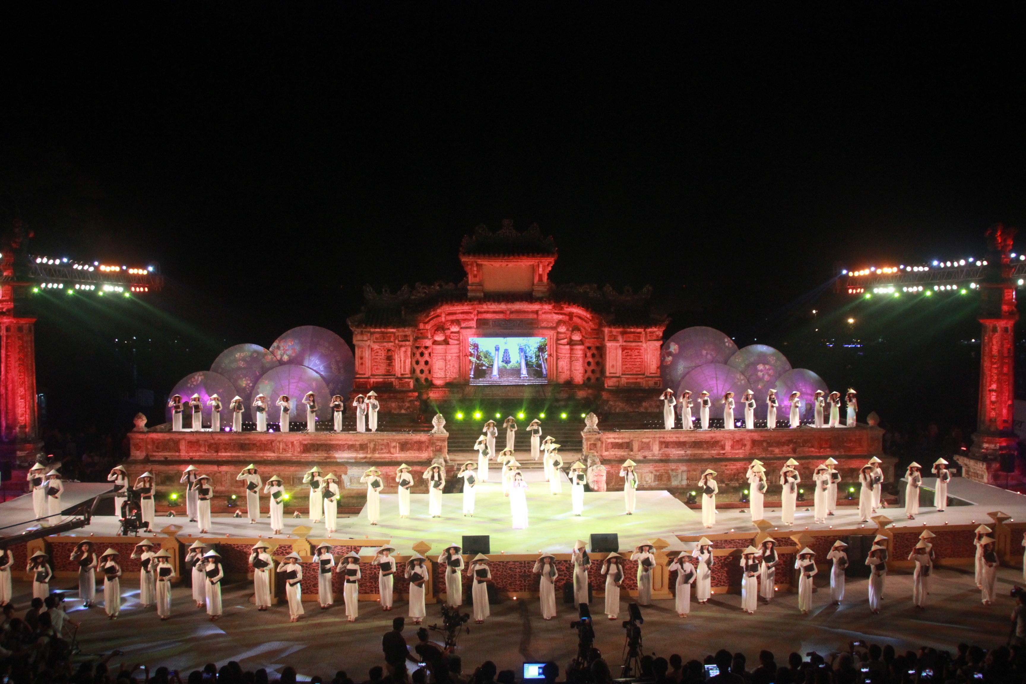 Áo dài tỏa sáng bên dòng Hương Giang - 19