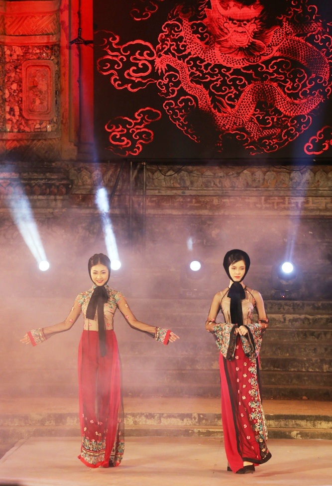 Áo dài tỏa sáng bên dòng Hương Giang - 16 Áo dài tỏa sáng bên dòng Hương Giang - 16