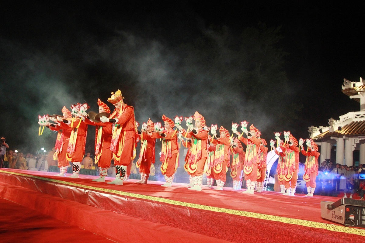 
Tối ngày 1/5, tại công viên Thương Bạc, TP Huế, Giáo hội Phật giáo Việt Nam tỉnh Thừa Thiên Huế thực hiện lễ hội Quảng Chiếu để cầu quốc thái dân an.
