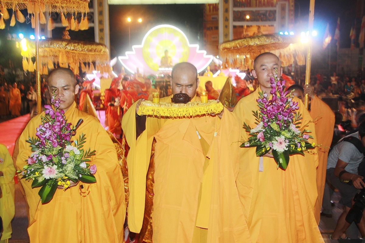 Lễ hội được thể hiện qua nghi lễ tâm linh hòa quyện biểu diễn nghệ thuật bằng vũ điệu “Lục Cúng Hoa Đăng” với ý nghĩa mang nguồn năng lượng lan tỏa, ánh sáng từ bi và trí tuệ giải thoát của đức phật đến khắp không gian, những nơi tối tăm và uẩn khuất nhất của tâm thức mỗi con người.