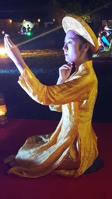 Tái hiện cảnh “Ký ức cung nữ” trong Đêm Hoàng Cung - 1 Cung nữ soi gương điểm phấn cho nhan sắc thêm mặn mà hàng đêm và chờ vua đến thăm