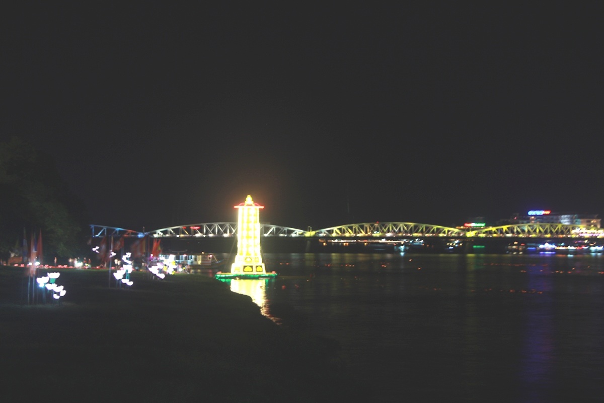 Tòa tháp nổi được dựng bên sông Hương, cao 30m mô phỏng theo tòa tháp Dược Sư trong kinh Dược Sư của đạo Phật. Tháp cũng được làm theo mô hình đèn Quảng Chiếu, có hệ thống và xoay tròn được như đèn kéo quân. Tháp được thắp sáng bởi ánh sáng lung linh phát ra từ tâm tháp, ánh sáng của sự từ bi của đức Phật.