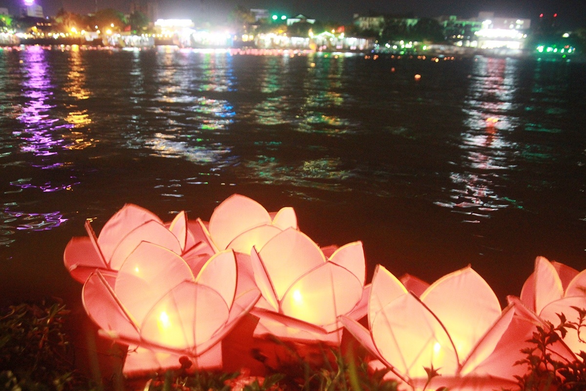 Lung linh lễ hội Đèn Quảng Chiếu bên sông Hương - 7