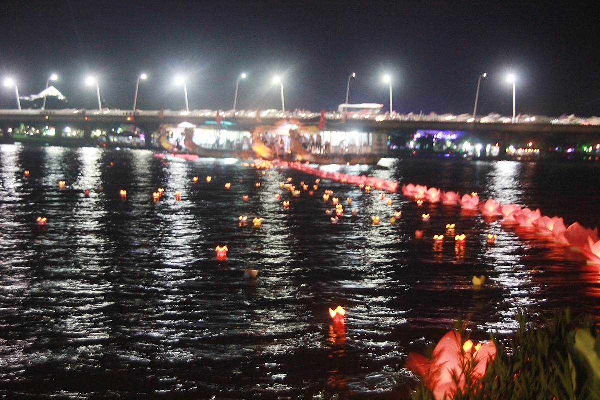 Đặc biệt, 710 ngọn thủy đăng biểu tượng 710 năm Thuận Hóa – Phú Xuân – Thừa Thiên Huế - chủ đề của Festival Huế 2016 được thả ra từ những chiếc thuyền rồng sắp theo hình cánh quạt, lấy tòa tháp Dược Sư làm trung tâm trên sông Hương