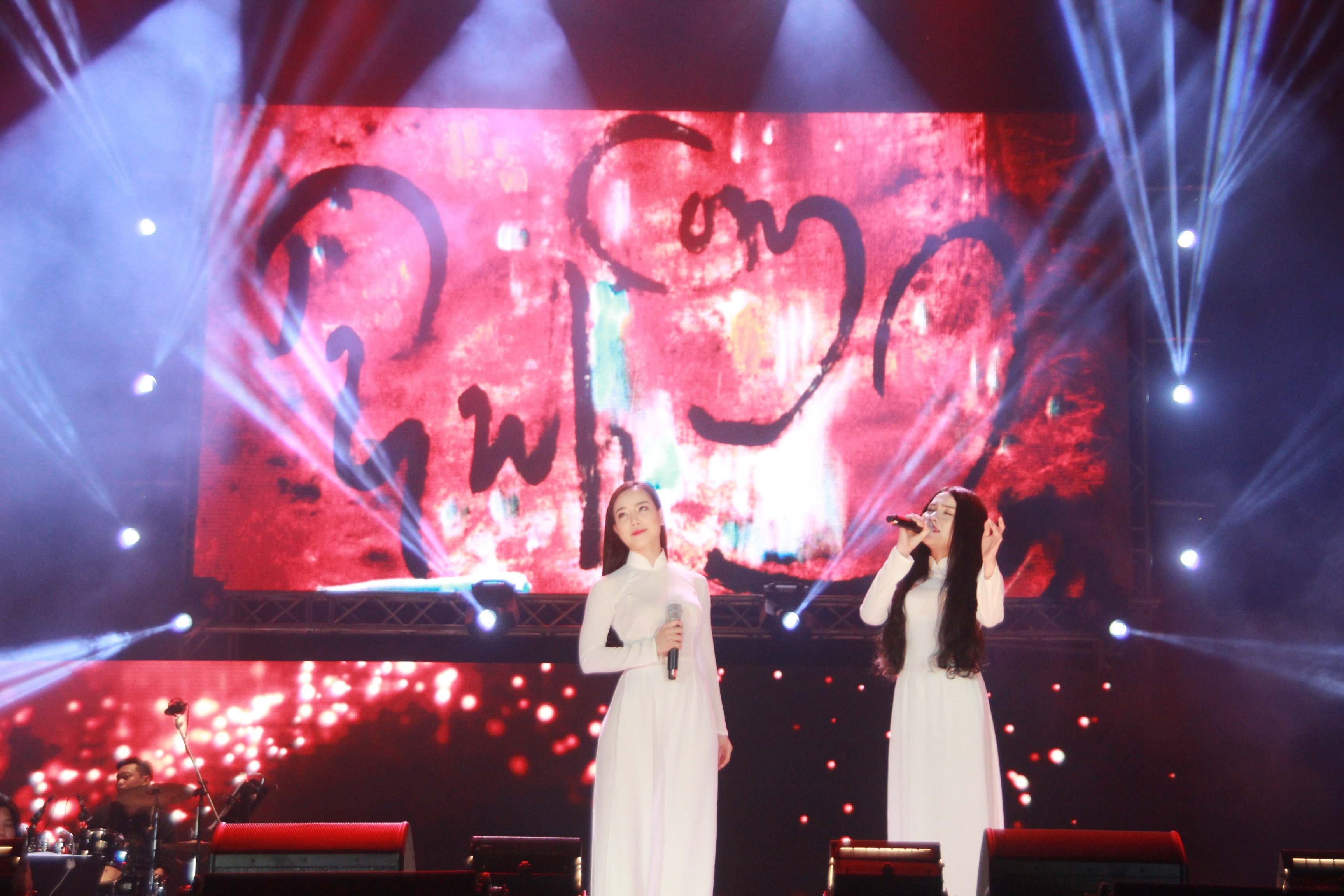 Xuyên suốt chương trình là những ca khúc mang chủ đề “Người đi hành hương”