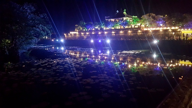Lầu Tứ Phương Vô Sự rọi ánh sáng xuống hồ Kim Thủy