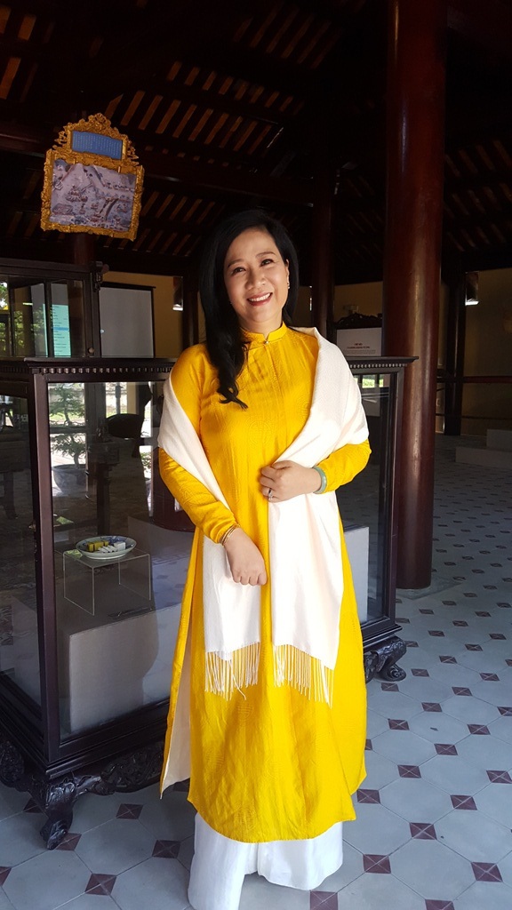Ngỡ ngàng bánh mứt cung đình Huế lần đầu được phục hiện - 2 Nghệ nhân Hồ Thị Hoàng Anh - hậu duệ của Đội trưởng Đội Thượng Thiện Hồ Văn Tá triều vua Khải Định và Bảo Đại phục hiện và giới thiệu lần đầu các loại bánh mứt cung đình Huế đến công chúng trong Festival Huế 2016