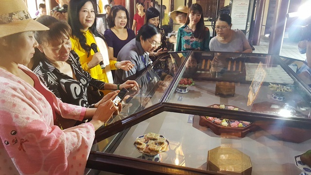 Ngỡ ngàng bánh mứt cung đình Huế lần đầu được phục hiện - 4 Du khách thích thú chụp ảnh và chiêm ngưỡng các loại bánh mứt cung đình Huế lần đầu được phục hiện