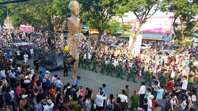 “Huế mãi trọn tình” trong lòng bè bạn 5 châu - 6 Sự tham gia của chú rối khổng lồ Liedo từ Pháp là một nhân tố mang lại thành công cho Festival Huế với tính chất Festival là mang lại sự thụ hưởng cho cộng đồng được đẩy lên rõ nét nhất