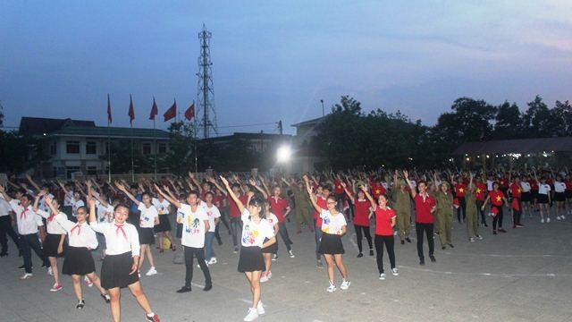 Sôi động cuộc thi dân vũ quốc tế của sinh viên Huế - 2 Hơn 1.000 bạn đồng diễn ca khúc “Những trái tim Việt Nam”