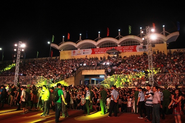 Hàng ngàn bạn trẻ tới sân vận động Tự Do để được hòa mình vào đêm nhạc.