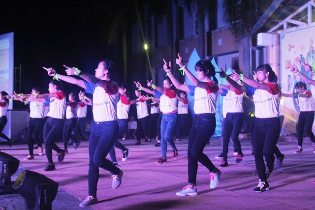 Sôi động cuộc thi dân vũ quốc tế của sinh viên Huế - 1 Một tiết mục dân vũ đẹp mắt