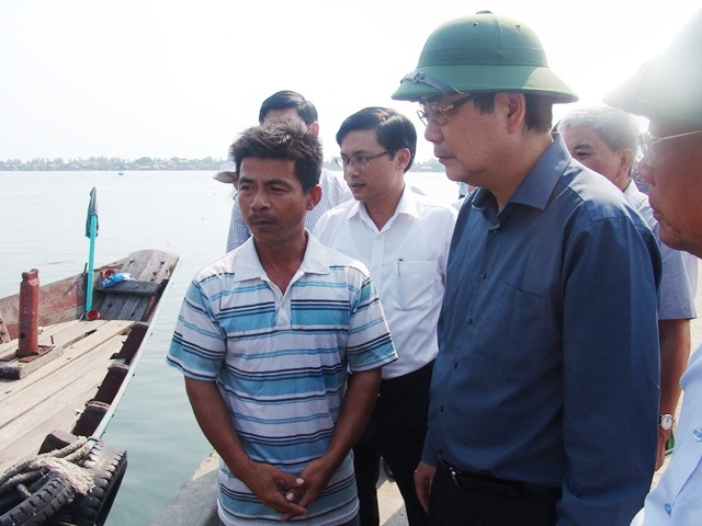 Bộ trưởng Cao Đức Phát đi tiếp xúc các ngư dân bị thiệt hại cá lồng ở Thuận An, Phú Vang, Huế