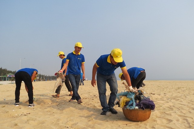 1.500 đoàn viên Huế ra quân làm sạch biển sau đợt cá chết bất thường - 2 Bãi biển Thuận An, cùng với biển Vinh Hiền, Lăng Cô đã được làm sạch trong sáng 12/5
