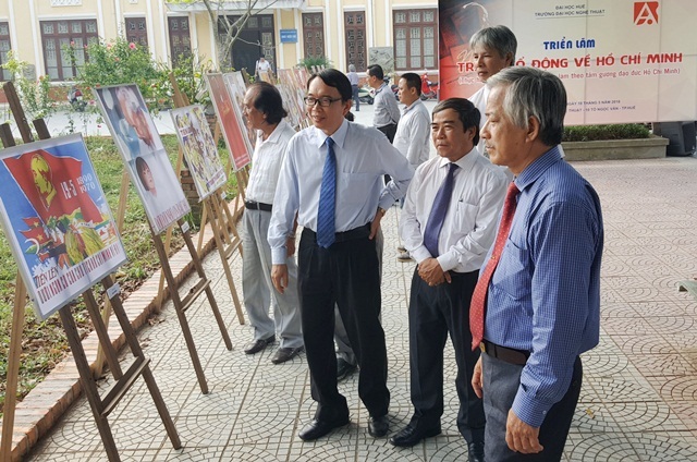 Các đại biểu hào hứng xem tranh cổ động về Chủ tịch Hồ Chí Minh