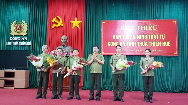 Công an tỉnh Thừa Thiên Huế ra mắt Bản tin An ninh trật tự - 2 Đại tá Lê Quốc Hùng, Giám đốc Công an tỉnh Thừa Thiên Huế (thứ 3 từ phải qua) tặng hoa chúc mừng cho sự ra mắt Ban Biên tập Bản tin An ninh trật tự