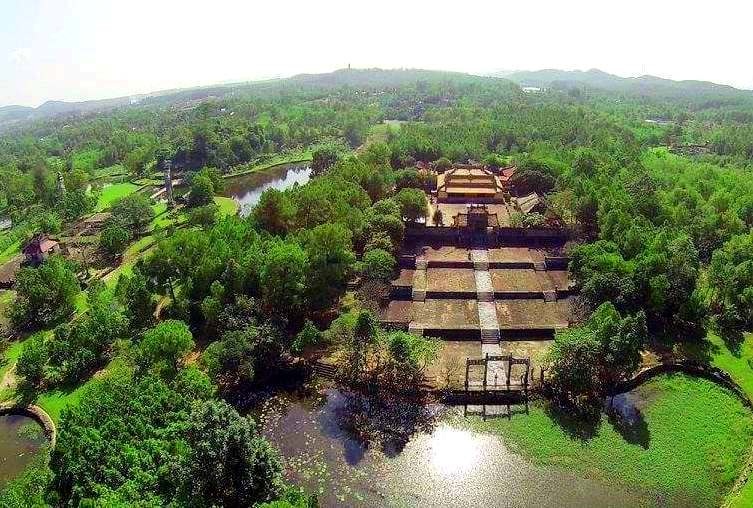 Lăng vua Thiệu Trị là một kiến trúc tuyệt đẹp với đường nét thanh thoát, uyển chuyển, hài hòa với không gian và cảnh quan chung. Trị vì được 7 năm, để lại bao công trình nghiên cứu và văn chương, cũng như các loại sách mang tính giáo khoa cho sĩ tử học hành thi cử, song nhà vua lại di huấn cho người con trai kế nghiệp (vua Tự Đức) rất mực nhân văn: chỗ xây lăng nên chọn nơi cao ráo và gần gũi để tiện việc đi về, nên giảm bớt số lượng công trình để đỡ “lao phí đến tài lực của binh dân”