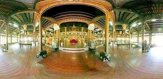 Điện Long An hiện tại là Bảo tàng Cổ vật Cung đình Huế có 452 ô thơ đa dạng về thể tài, phong phú về nội dung, biến hóa trùng điệp về kiểu cách tạo hình.