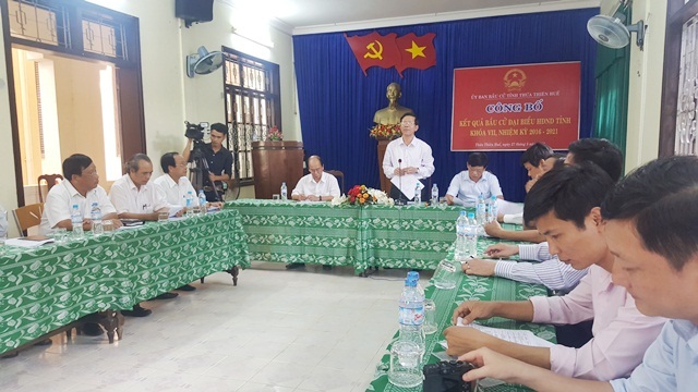 Bí thư huyện ủy có tỷ lệ phiếu bầu cao nhất Thừa Thiên - Huế - 1
Ông Cái Vĩnh Tuấn, Phó Chủ tịch Ủy ban bầu cử tỉnh TT-Huế (đứng, áo trắng) công bố danh sách 53 người trúng cử đại biểu HĐND tỉnh TT-Huế khóa VII, nhiệm kỳ 2016-2021